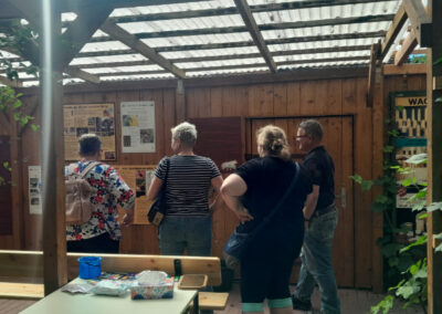 Besuchergruppe im Bienenlehrgarten